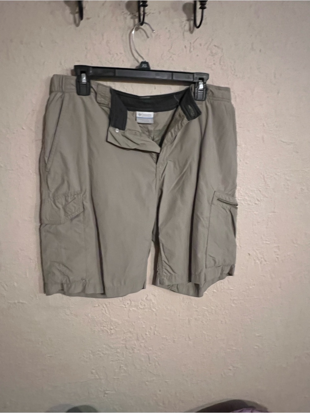 Columbia Men's Cargo Shorts in Light Tan